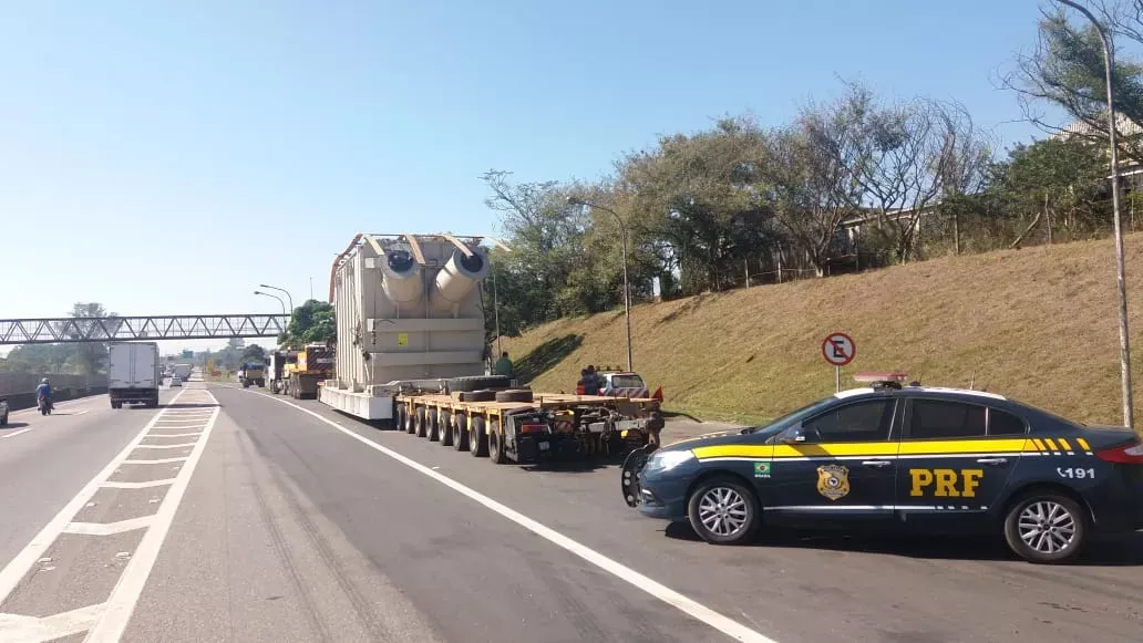 Caminhão colossal com transformador de 480 toneladas retoma trajeto na Via Dutra