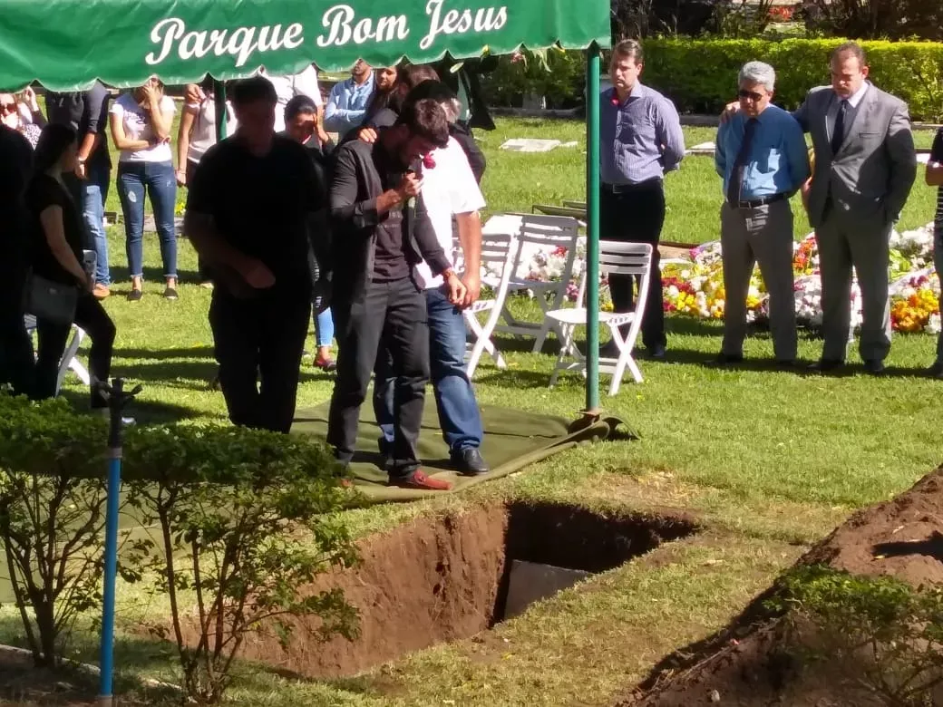 Corpo de gerente de banco que morreu após procedimento estético no Rio é sepultado em Cuiabá