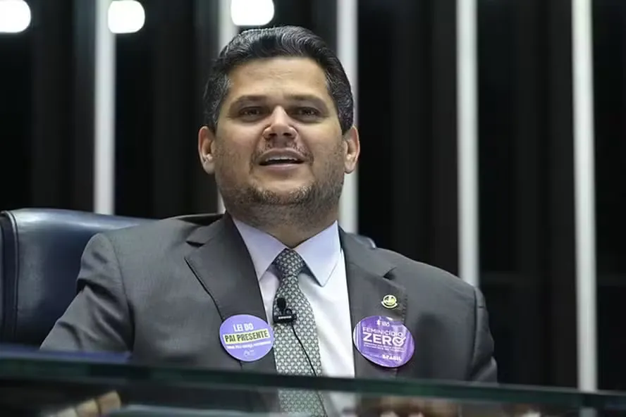 Fim da escala 6x1 e aposentadoria especial da saúde serão promulgadas nesta sexta-feira pelo Congresso