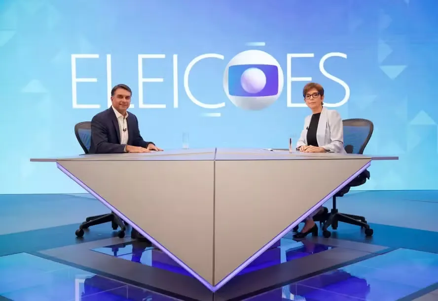 Flávio Bolsonaro participa de sabatina da TV Globo e detalha propostas para o segundo turno
