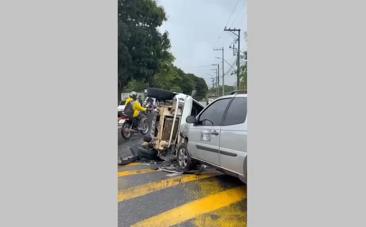Colisão entre três veículos na RJ-116 em Aperibé deixa carro tombado e motorista foragido