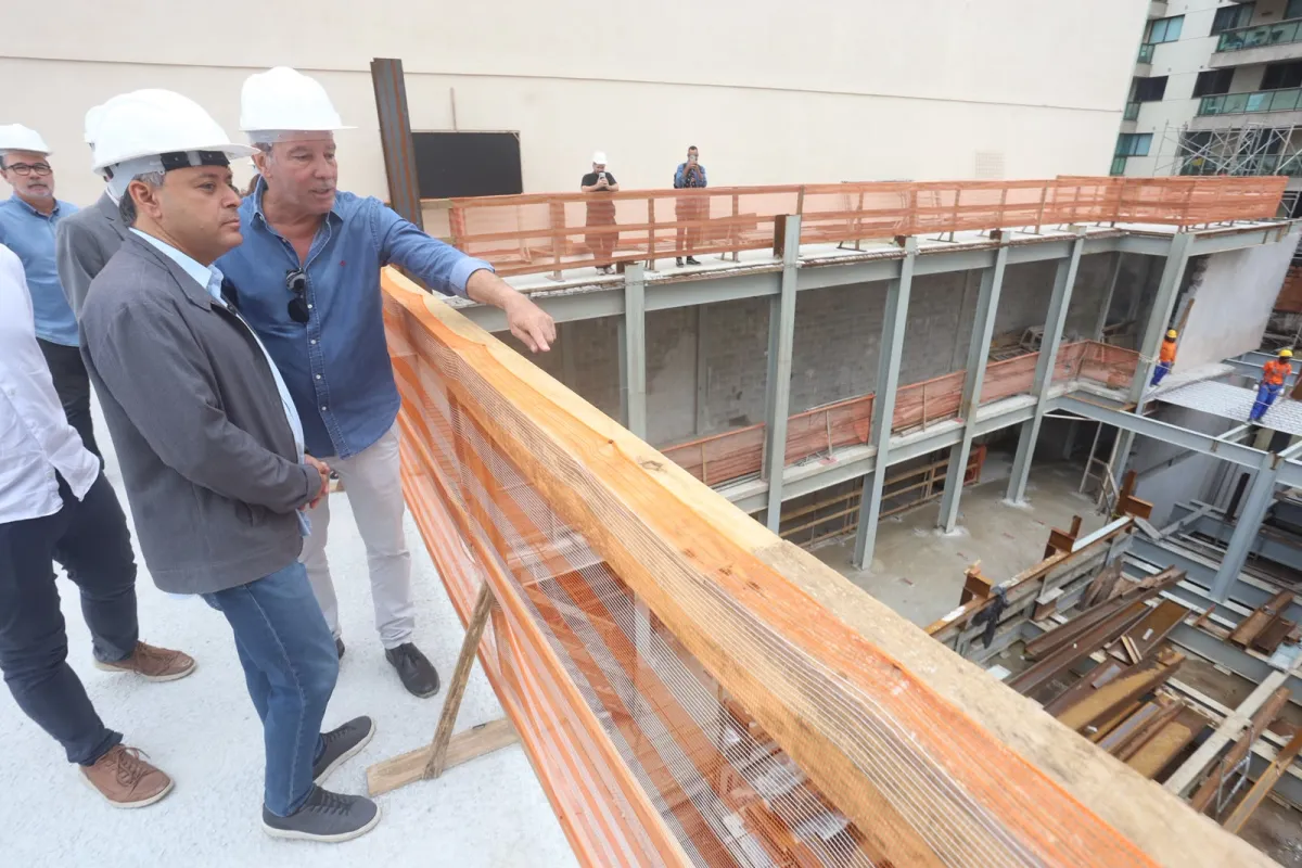 Prefeito de Niterói vistoria andamento das obras do Cine Concerto Sérgio Mendes e da Praça Getúlio Vargas
