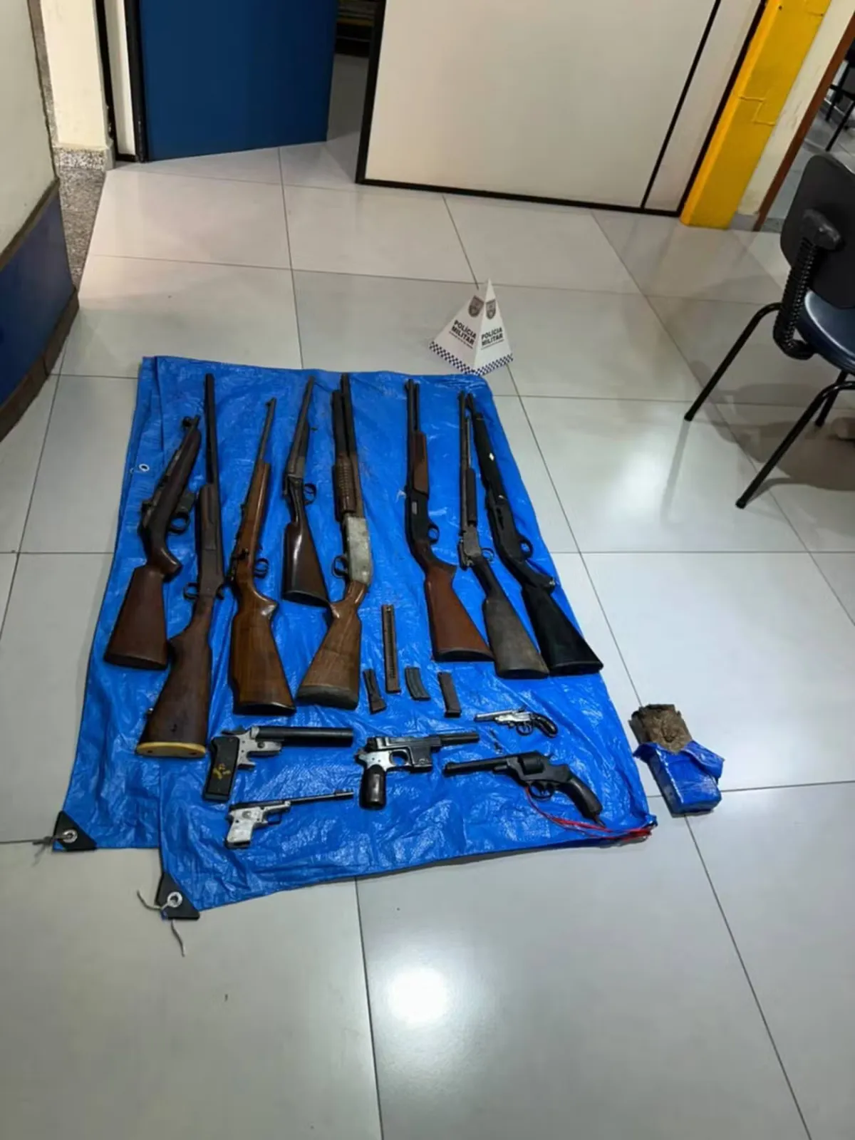 Polícia Militar apreende armas de fogo e drogas em residência em Pinheiral
