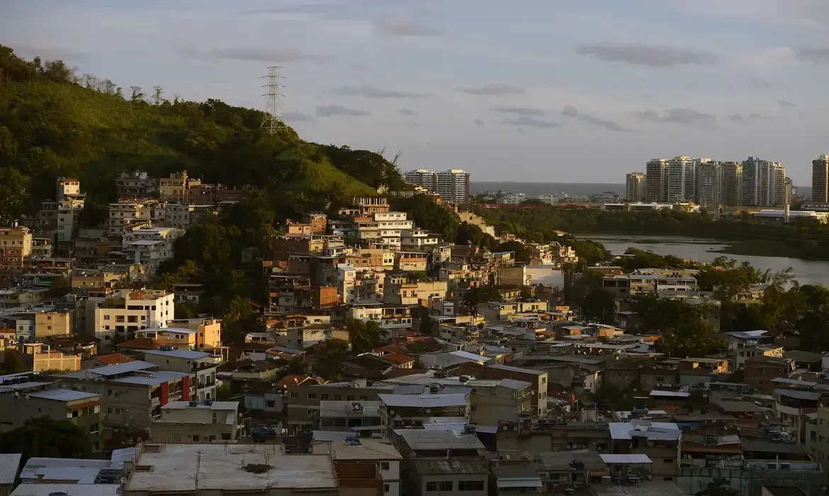 Buscas por o que é milícia disparam após debate e revelam impacto do tema na política