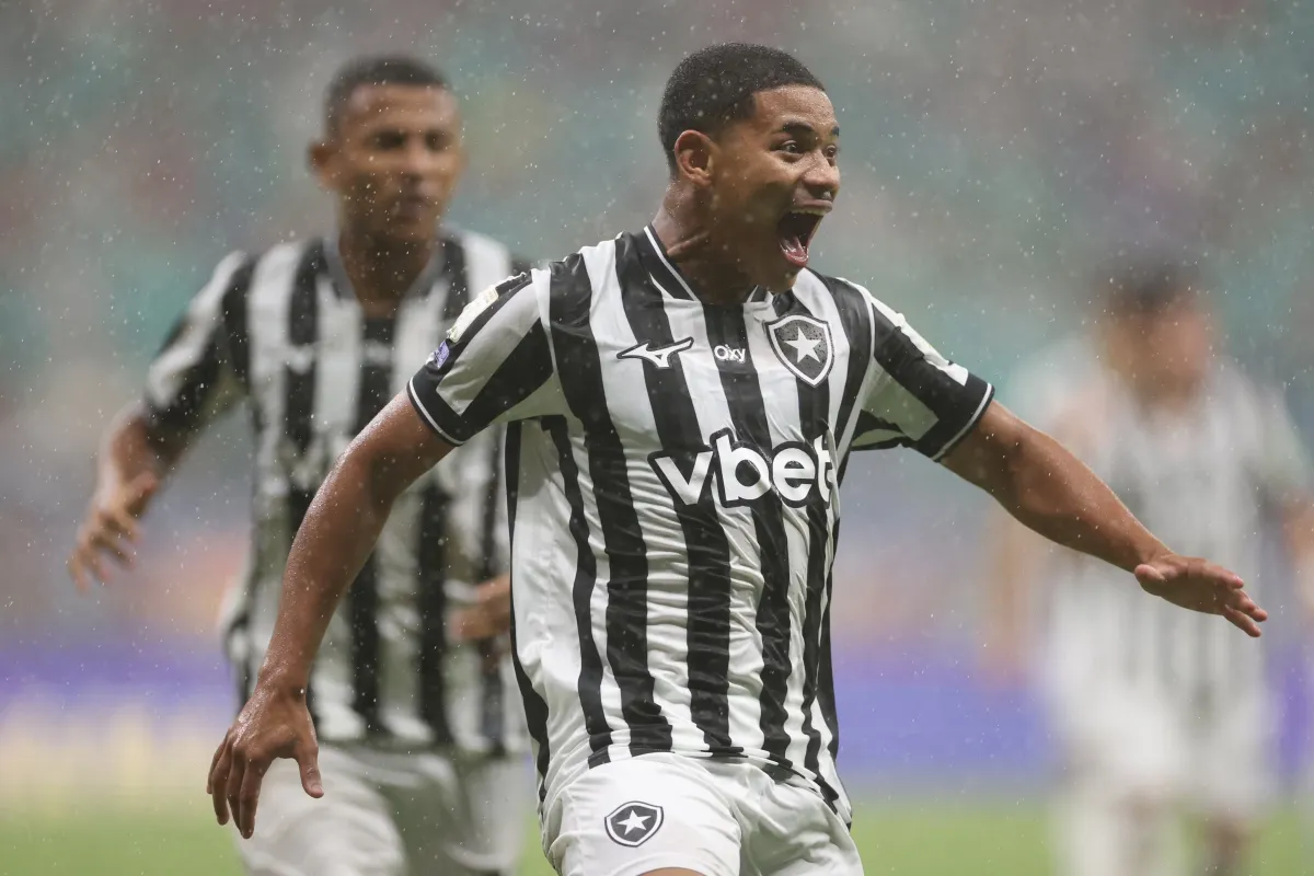 Huguinho ganha elogios de Tite e mira vaga de titular no Botafogo contra o Internacional
