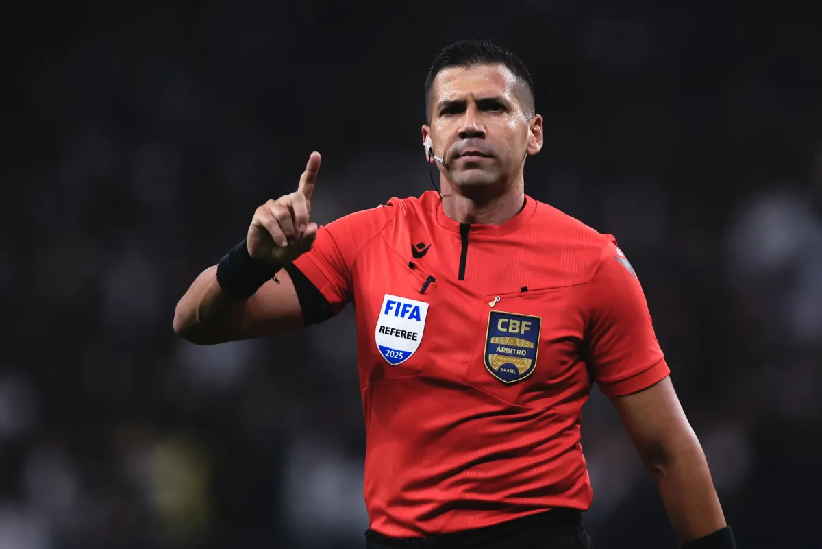 Vasco e Flamengo se enfrentam no Estádio Nilton Santos pela 33ª rodada do Campeonato Brasileiro